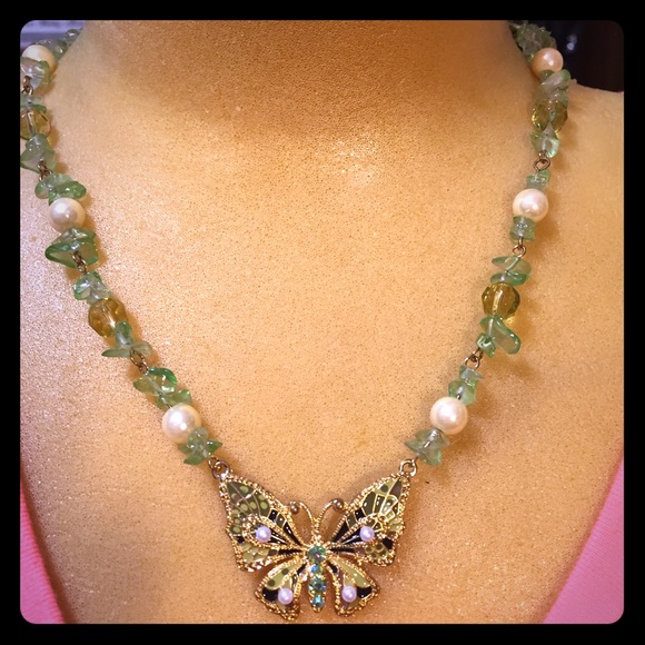 Jewelry - Green & white beads w/ faux pearls and rhinestone